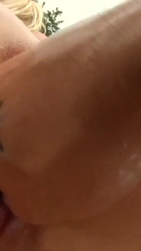 Una puta rubia sexy cachonda follada por su amigo junto a la piscina