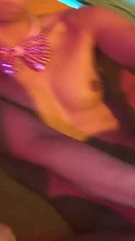 Gagică brunetă matură s-a întins larg în orgie cu sex în grup sălbatic