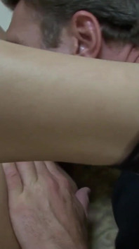 セクシーなアジアの女の子は、彼女の猫が彼らのコックで遊ばれるために2人の喜んで友人を訪問します
