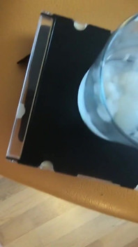 Beve 11 carichi di sperma raccolti da un bicchiere