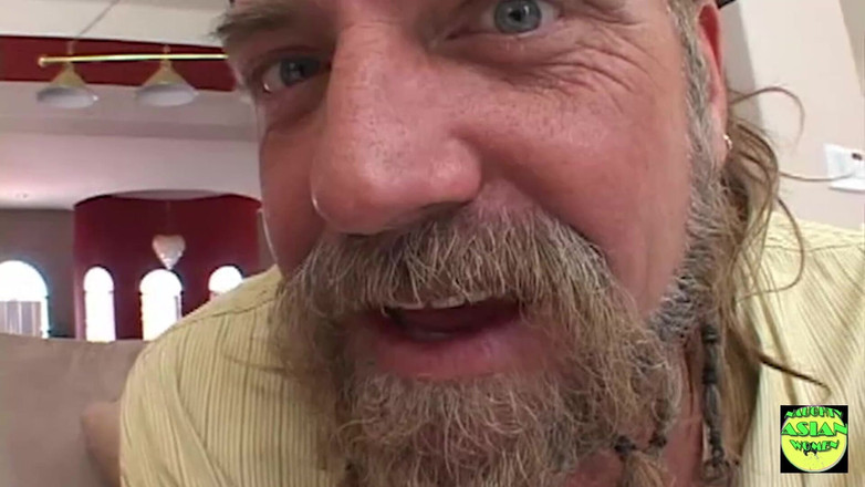 Naughty Asian Women: Tia Tanaka merge la model, dar ajunge să fie lovită și...