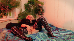 Arya Grander: Sborro sui miei stivali alti fino alla coscia! Padrona bionda...