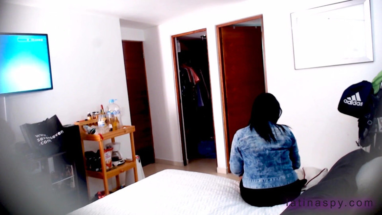 Latinaspy: Il seno della milf viene a giocare