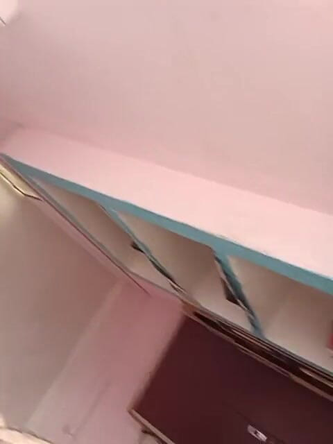 dghkt: Se dejó caer agua golpeando la boca