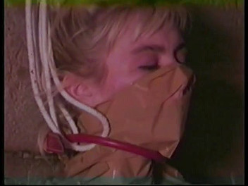 Old Good Porn: Blonde diletakkan melalui neraka bawah tanah