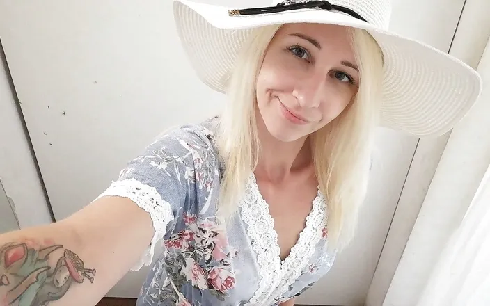 Cuteblonde666: Outdoor nudity in cloakroom