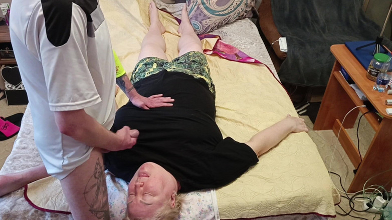 Zona901: Mi masturbo il cazzo e scopo la mia matrigna in...