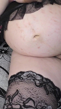 Mamă sexy însărcinată face o cină cu ejaculare în pizda ei pentru soțul încornorat - Milky Mari