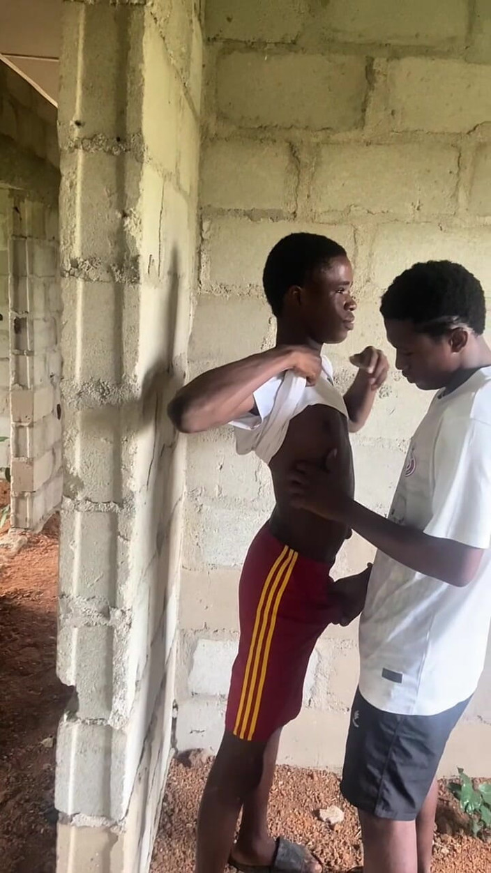 Blackhandsomeguy: Je ne peux résister à la bite pulpeuse