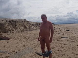 Mikey13: На пляжі - знімаю мої шорти