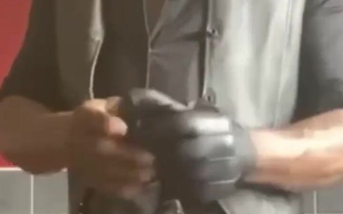 Black smoking muscle stepdad: Scény s nevlastním otcem kouřící z kůže