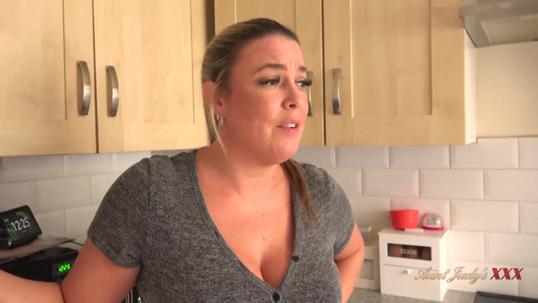 Aunt Judy's XXX: AuntJudysXXX - 你的丰满熟女房东maisie Lewis吮吸你的鸡巴（第一人称视角）