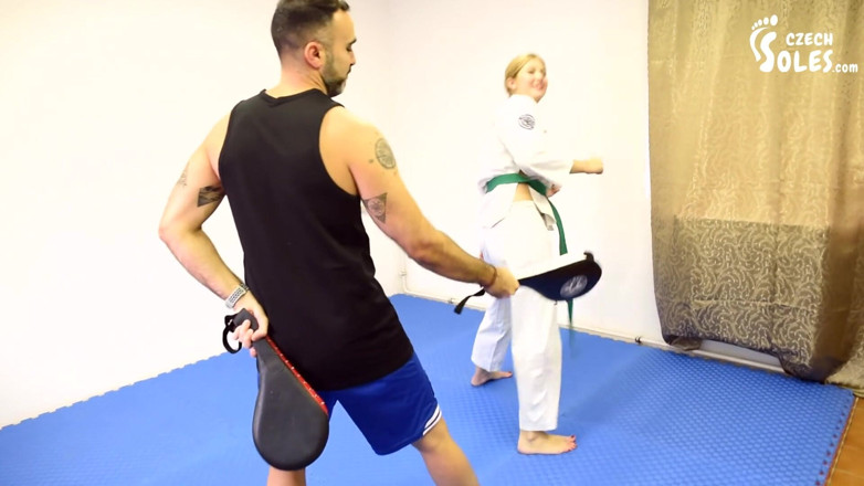 Czech Soles - foot fetish content: Genç karate öğrencisi öğretmenini büyük ayaklarıyla domine ediyor