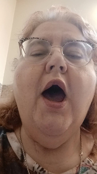 BBW nurse Vicki adventures with friends: 要求されたクリップ大声でのキスで自己