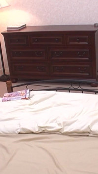 Asian Hot Pokojówki Scena-1 Seksowna pokojówka kończy się rucha swojego szefa z kremówka w jej owłosionej cipce