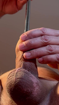 Il membro prende un dilatatore di metallo da 10 mm nell'uretra e viene!