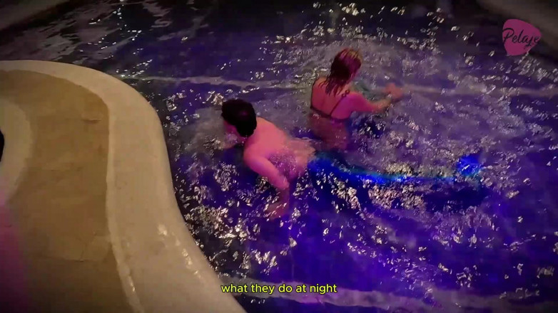 Pelaje mix: Sirena se come el coño de su amiga sirena y...