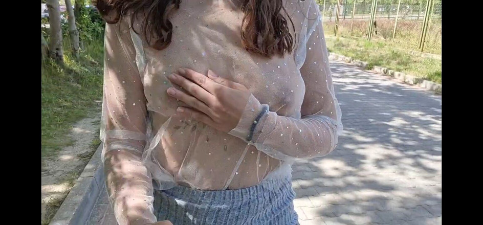 JonDickFlash: Je me promène dans la ville dans un t-shirt transparent...