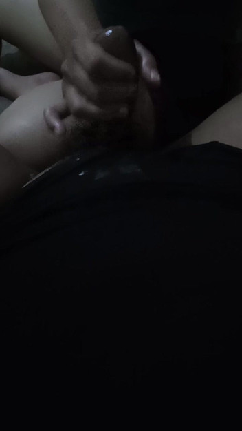 Angelina Pop: Memancut mani dengan pembantu rumah muda dan cantik