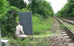 Goed uitziend tienermeisje wordt geneukt door twee staven langs de weg