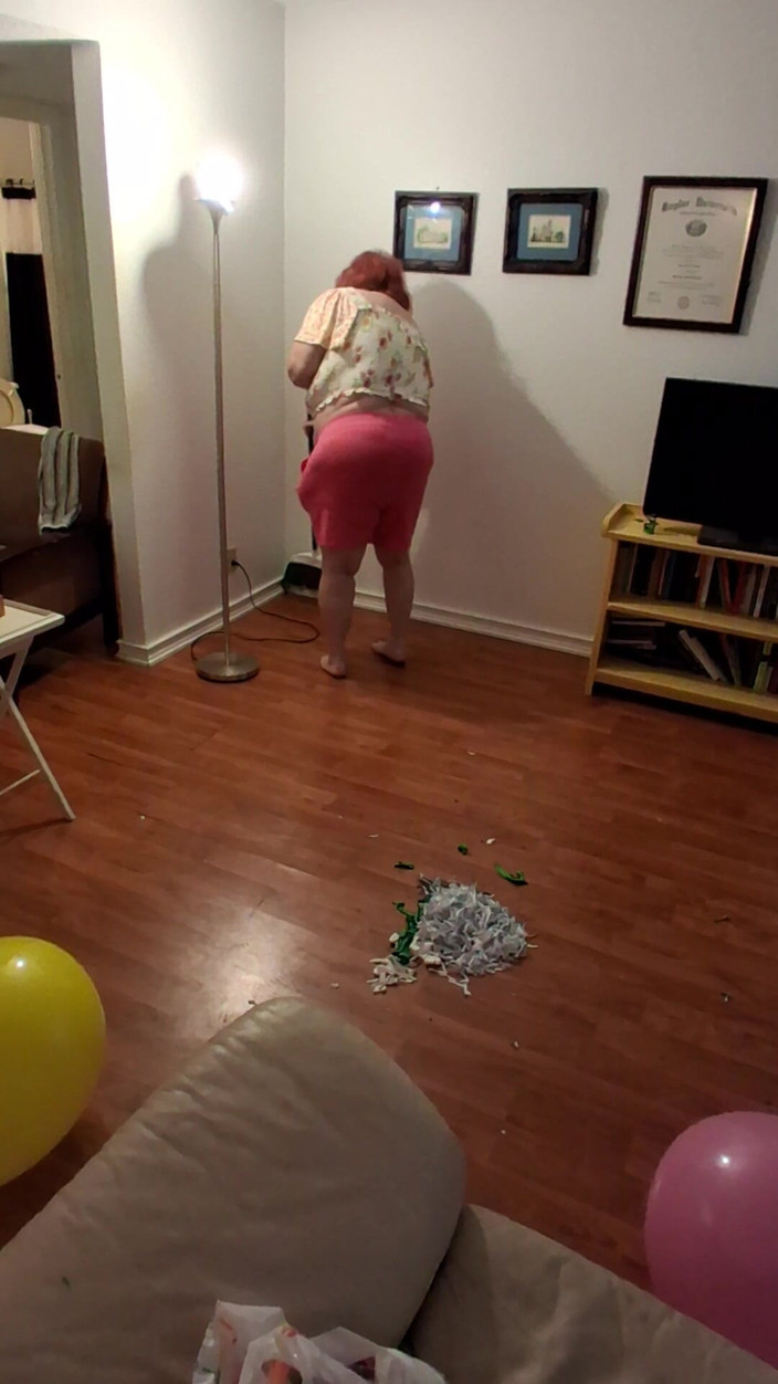 BBW nurse Vicki adventures with friends: Красотка с большим животом медсестра Вик подчищает грязный пол