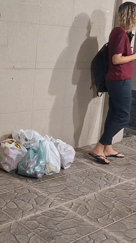 大学生は授業をサボって、建物の後ろで秘密裏にセックスします
