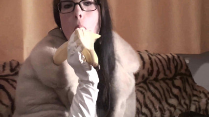Femdom Austria: Spex-brünette spricht schmutzig, während sie banane isst
