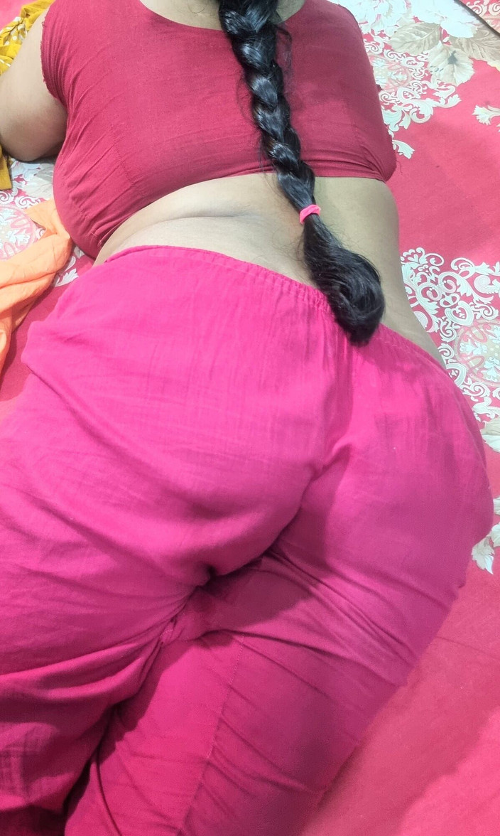 NilaRani693: Cewek amatir ini lagi asik muasin memeknya sendirian sambil ngomong...