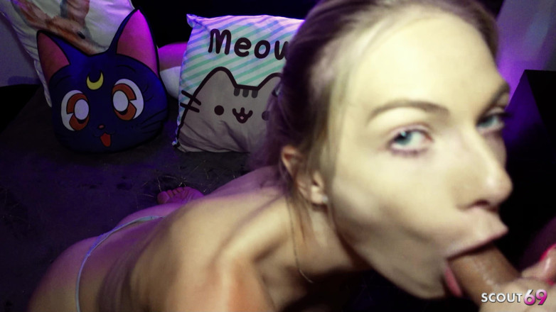 Scout69: Fitte deutsche freundin gibt schlampigen pOV-blowjob mit viel Speichel und...