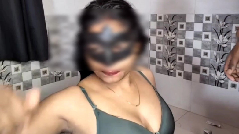 Hemant sarita: 배다른 오빠를 먹고 입에 사정하는 보짓물 가득한 보지의 배다른 여동생