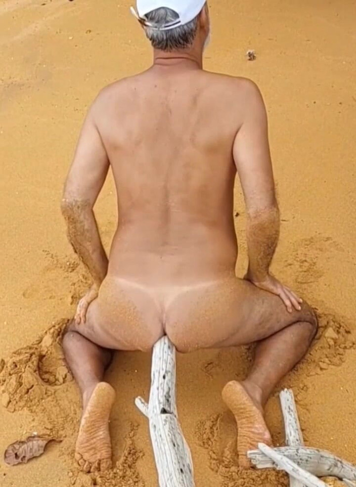 Ladysilvas: Ladysilva goală pe plajă excitată cu o pulă în cur