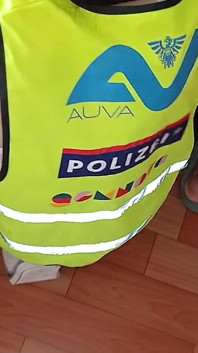 Trois flics lesbiennes baisent au commissariat