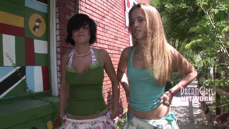 Dream Girls: Prinsă expunându-se în campus