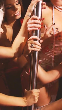 Gemma párty scéna-2 trio MILF ve spodním prádle, Velká prsa, Mít orgii na diskotéce