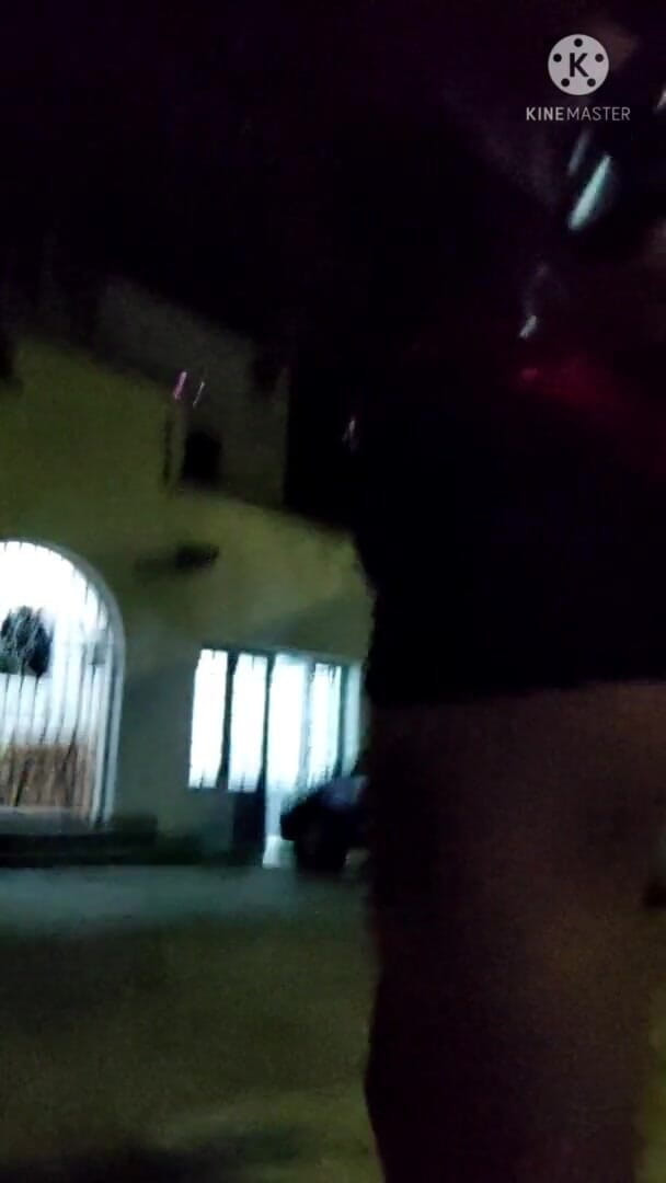 Traviezisha: Sissy Crossdresser i Kyskhet Promenader på gatorna på natten med...