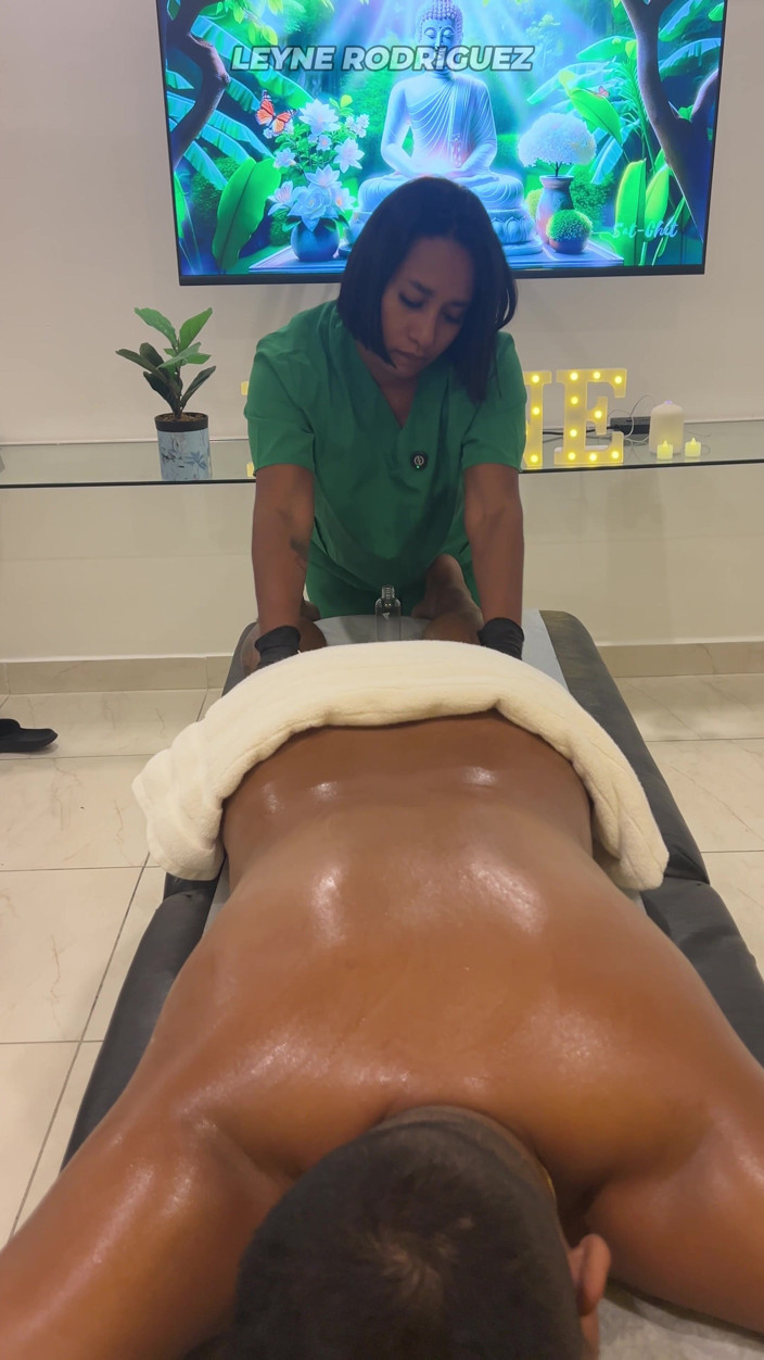 Leyne Rodriguez: Leyne Rodriguez: heiße latina in Massage-uniform gibt eine intensive eingeölte...