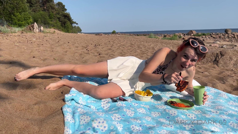 Darcy Dark: Plajda bir yabancıyla tanışmak