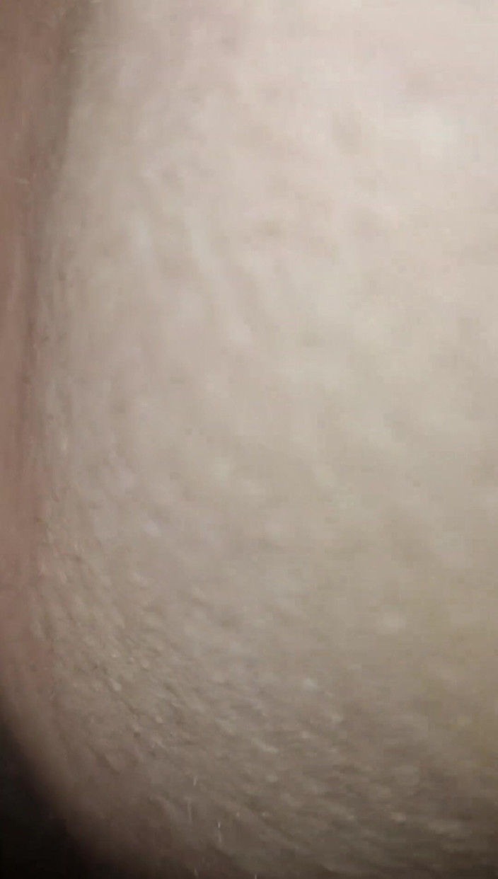 Realamateurs: 友達に吹き飛ばす。その後、彼は精子を満ちた私の受精した膣に美味しく吹き込みました。クリームパイ