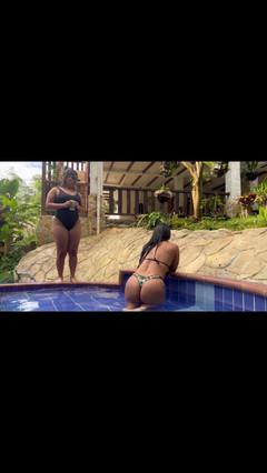 Naty Delgado: Моей мачехи нет дома, и ее лучший друг трахает меня в бассейне