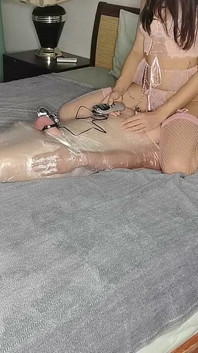 Se sentó sobre su cara. Jugando con un pene.