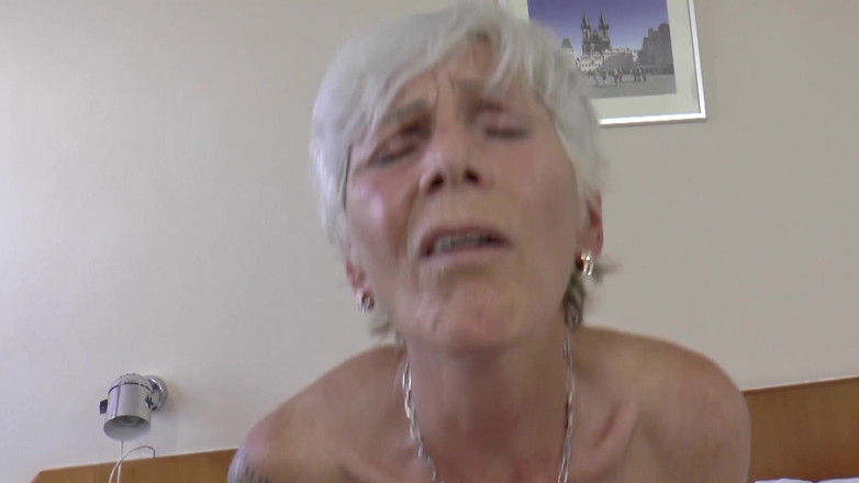 Deutsche Omas: Abuela cachonda se lame el coño