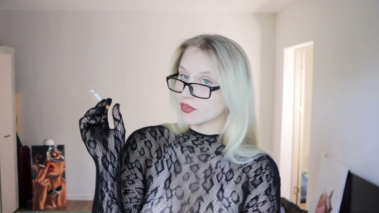 MertyXXX: Fata cu scrumiera