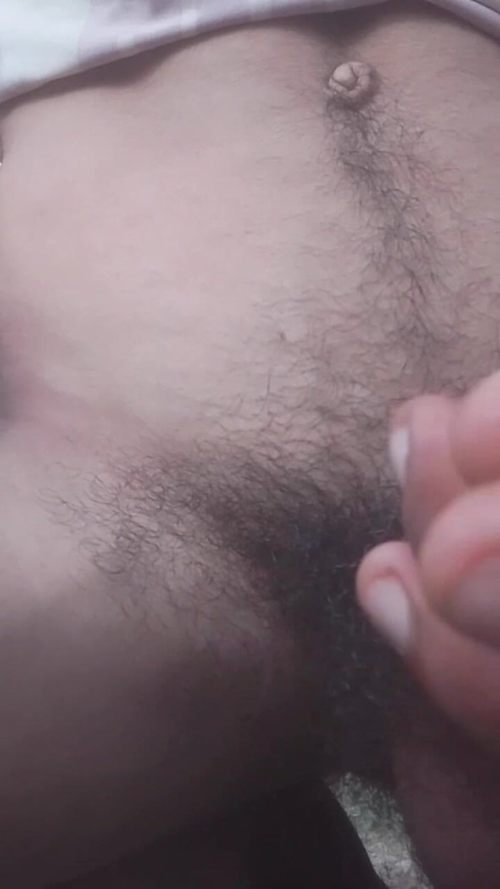 Bhagirth jaat: ジャングルで激しくペニスを揺らすネイティブマスターベーション。