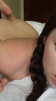 Hübsches mädchen stöhnt laut, während sie auf ihren vibrator kommt