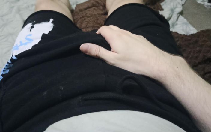 Pasha: Kerel streelt zijn lul door zijn korte broek