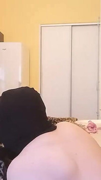 Čichá a masíruje moje zpocené nohy v punčochách