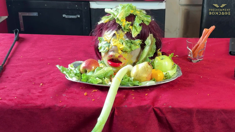 Dominatrix Frida: Приниження безсилого раба за обіднім столом (223)