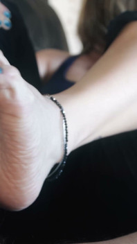 Orta yaşlı seksi kadın kış öğleden sonra yoğun ayakla mastürbasyon yapıyor!