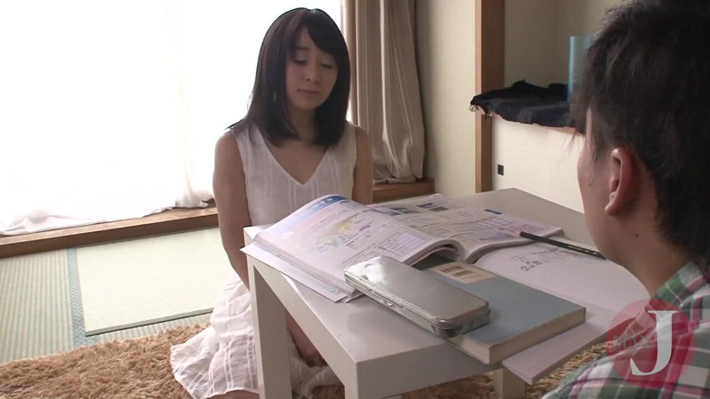 Asian happy ending: Owłosiona japońska laska uwielbia zaorać swoją cipkę