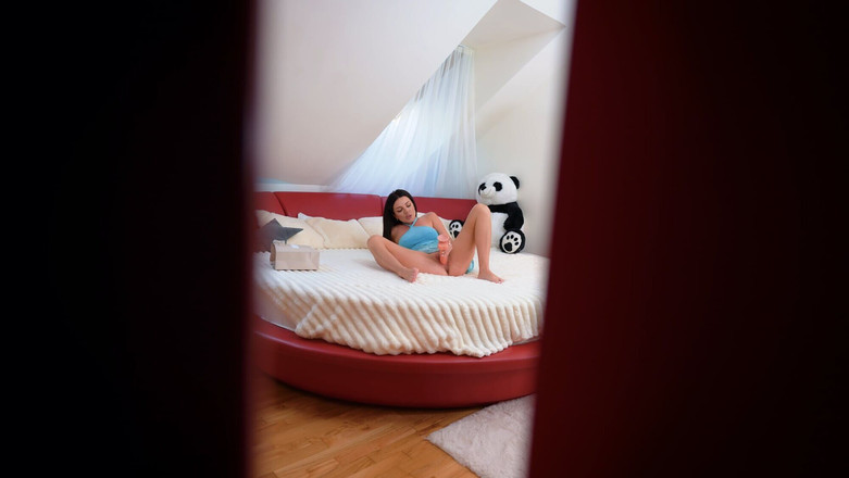 Luna Roulette: सौतेली बहन ने सौतेले भाई को उस पर झांकते हुए पकड़ा। उसके बाद, उसने उसे जोरदार चोदा